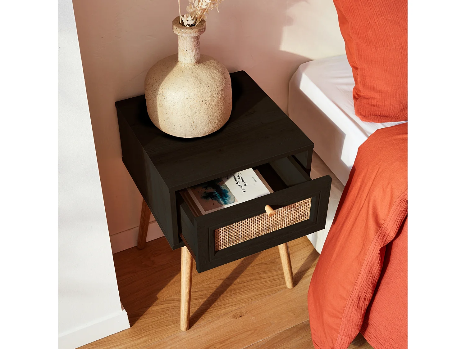 Mesita de noche de 1 cajón con efecto madera y caña negro