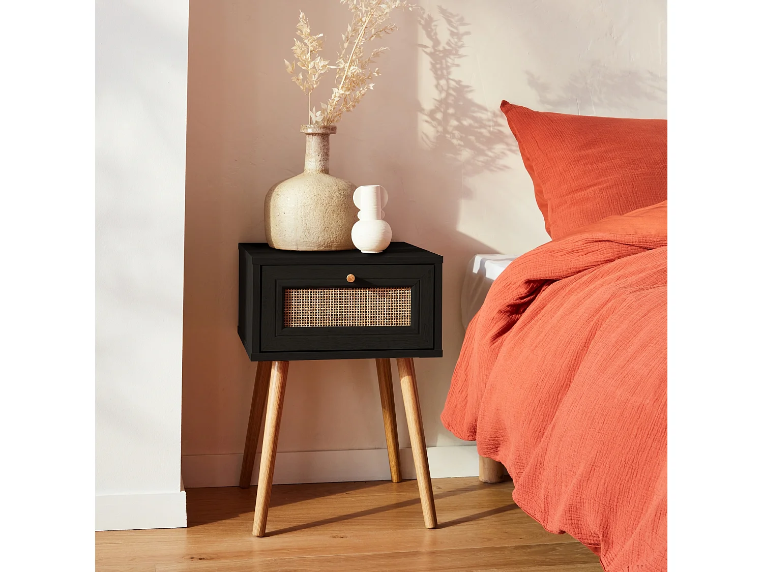 Comodino effetto legno e intrecciatura cannage, 1 cassetto, nero