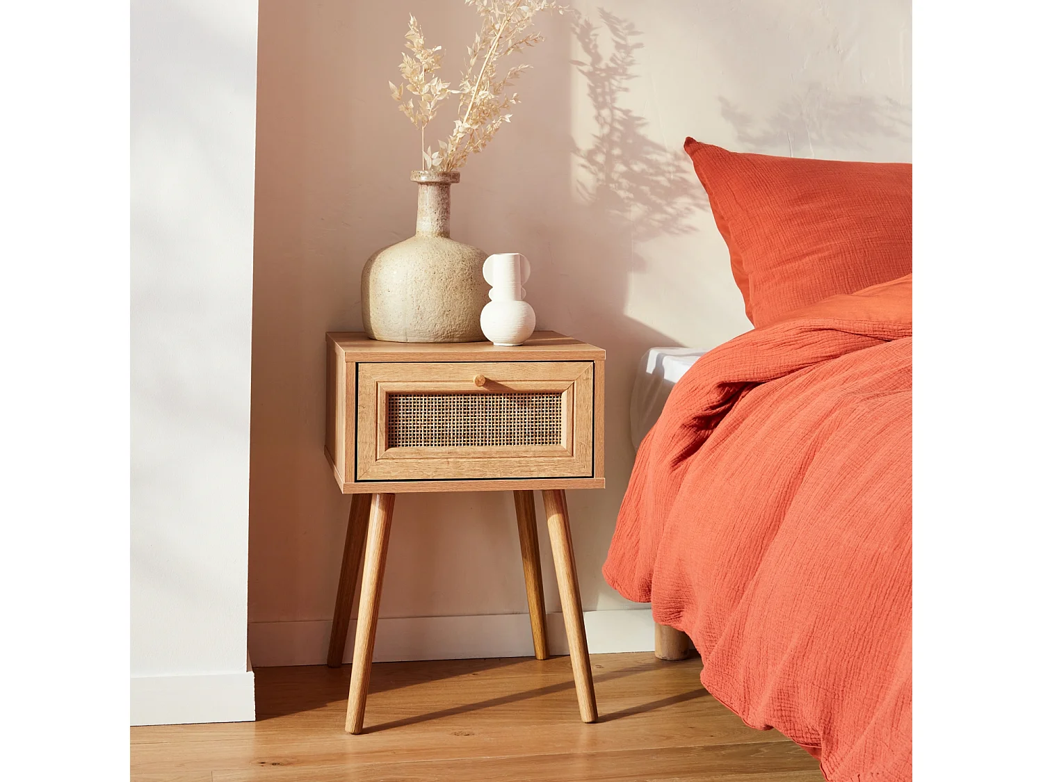 Comodino effetto legno e intrecciatura cannage, 1 cassetto, marrone