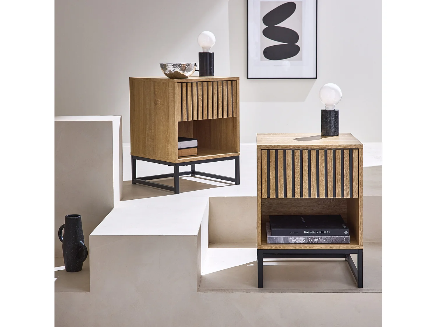 Lot de 2 tables de chevet style contemporain avec 1 tiroir effet bois rainuré (système d'ouverture par pression) et 1 niche. piètement en métal noir