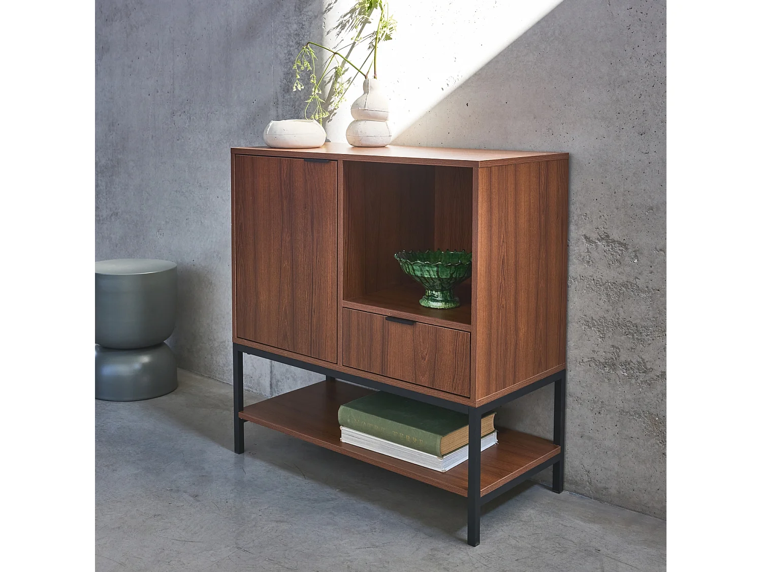 Buffet en décor noyer et pieds et poignées en métal noir L 80cm - 1 porte. 1 tiroir et 2 étagères. buffet haut. vaisselier