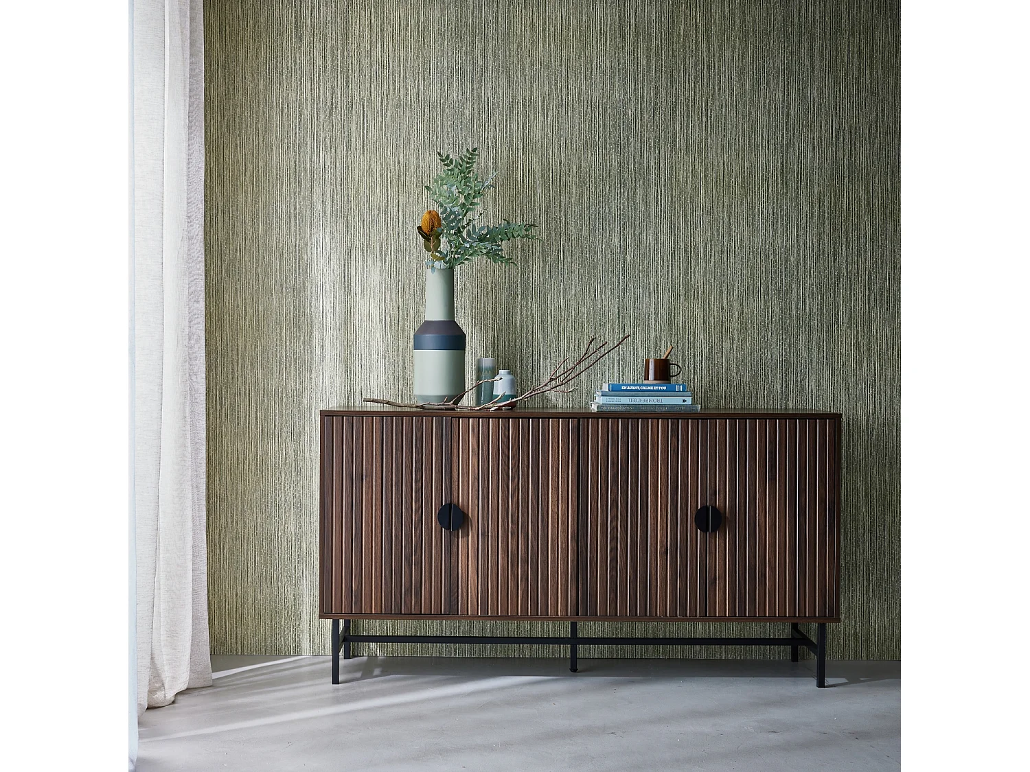 Credenza a 4 ante scanalata effetto legno, 157.5cm, marrone scuro