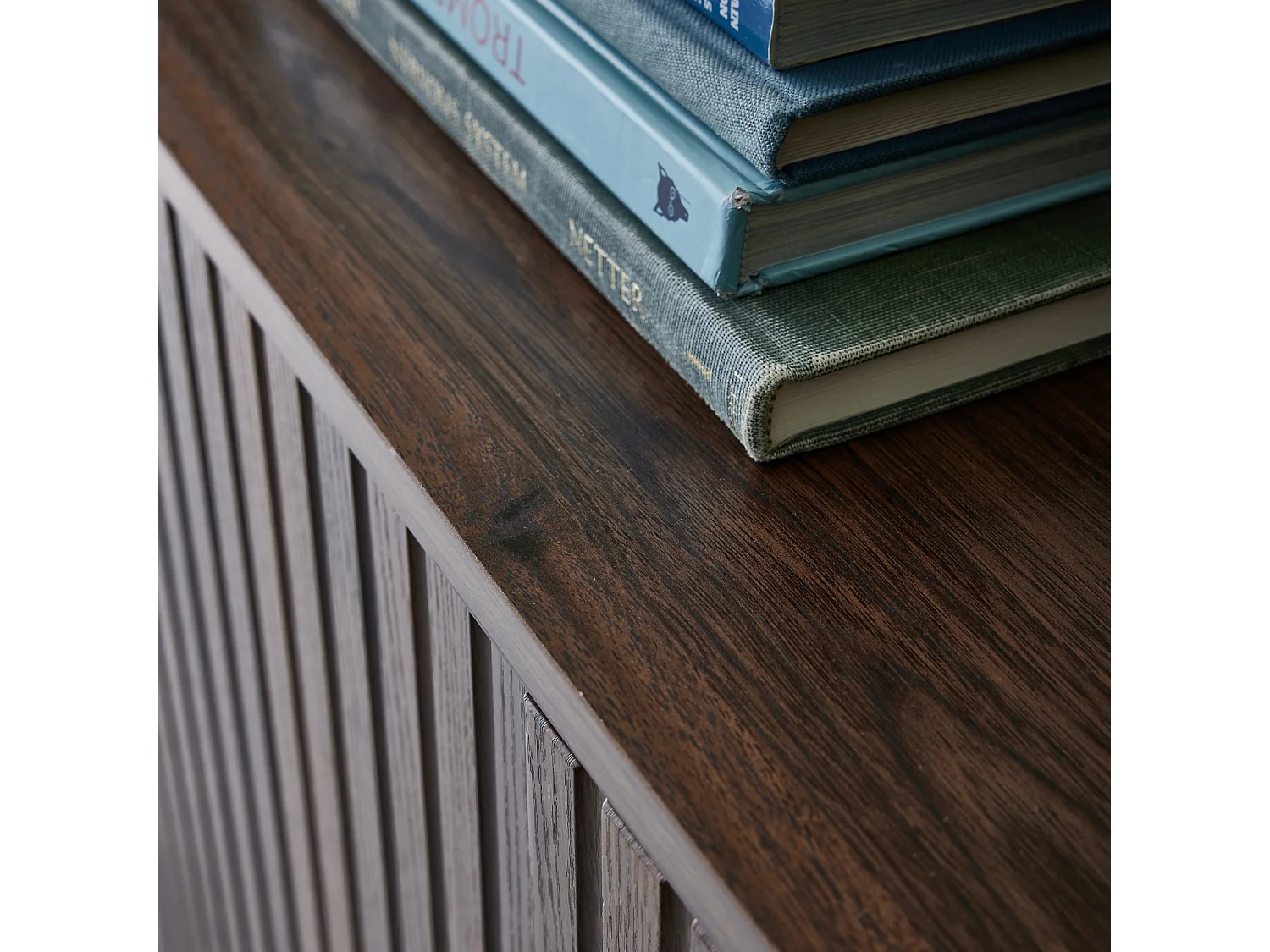 Credenza a 4 ante scanalata effetto legno, 157.5cm, marrone scuro