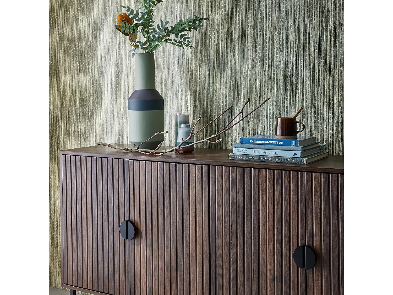 Credenza a 4 ante scanalata effetto legno, 157.5cm, marrone scuro