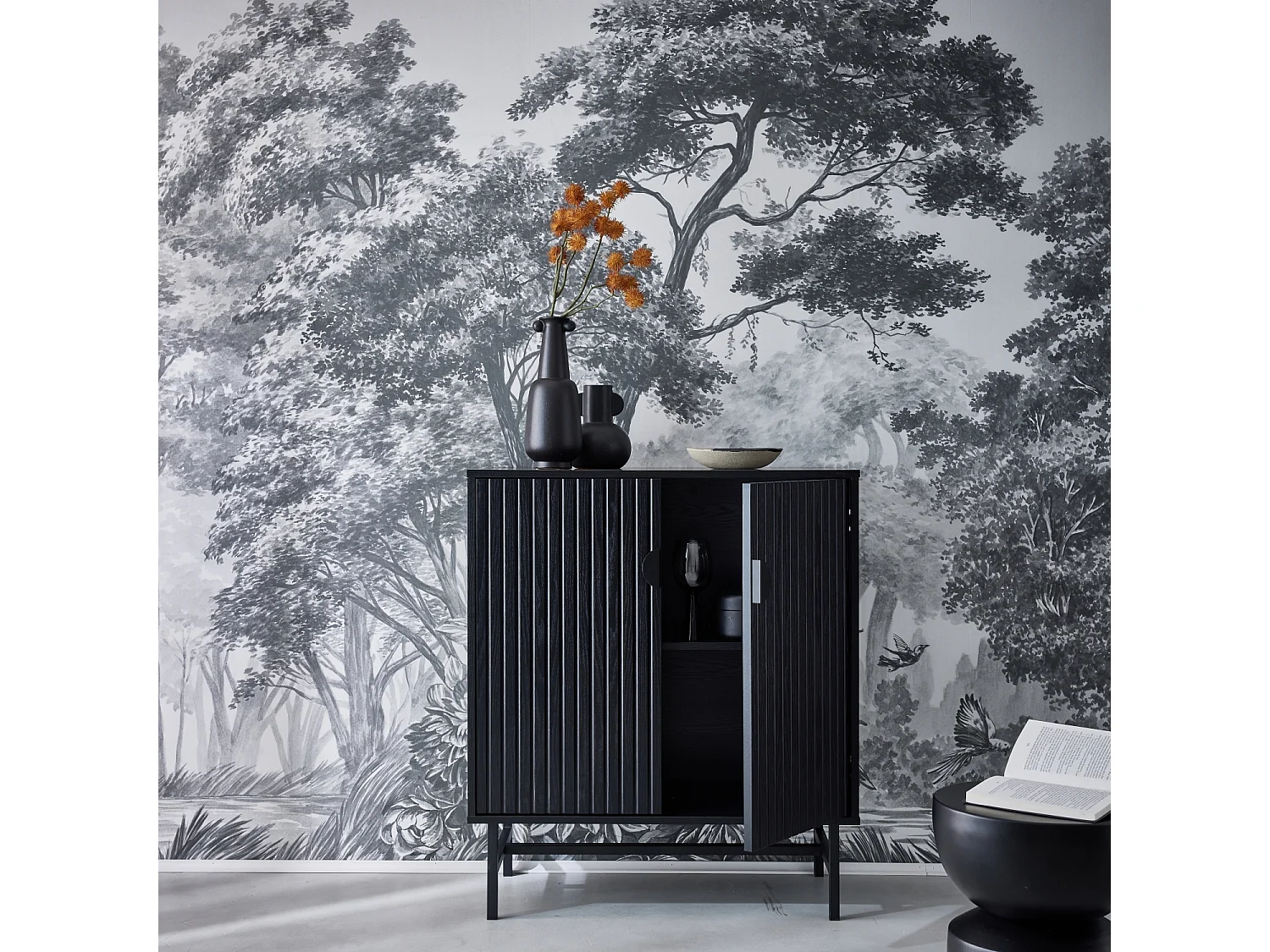 Buffet effet bois à rainures noires. buffet haut. vaisselier. deux portes et une étagère BAZALT 80cm