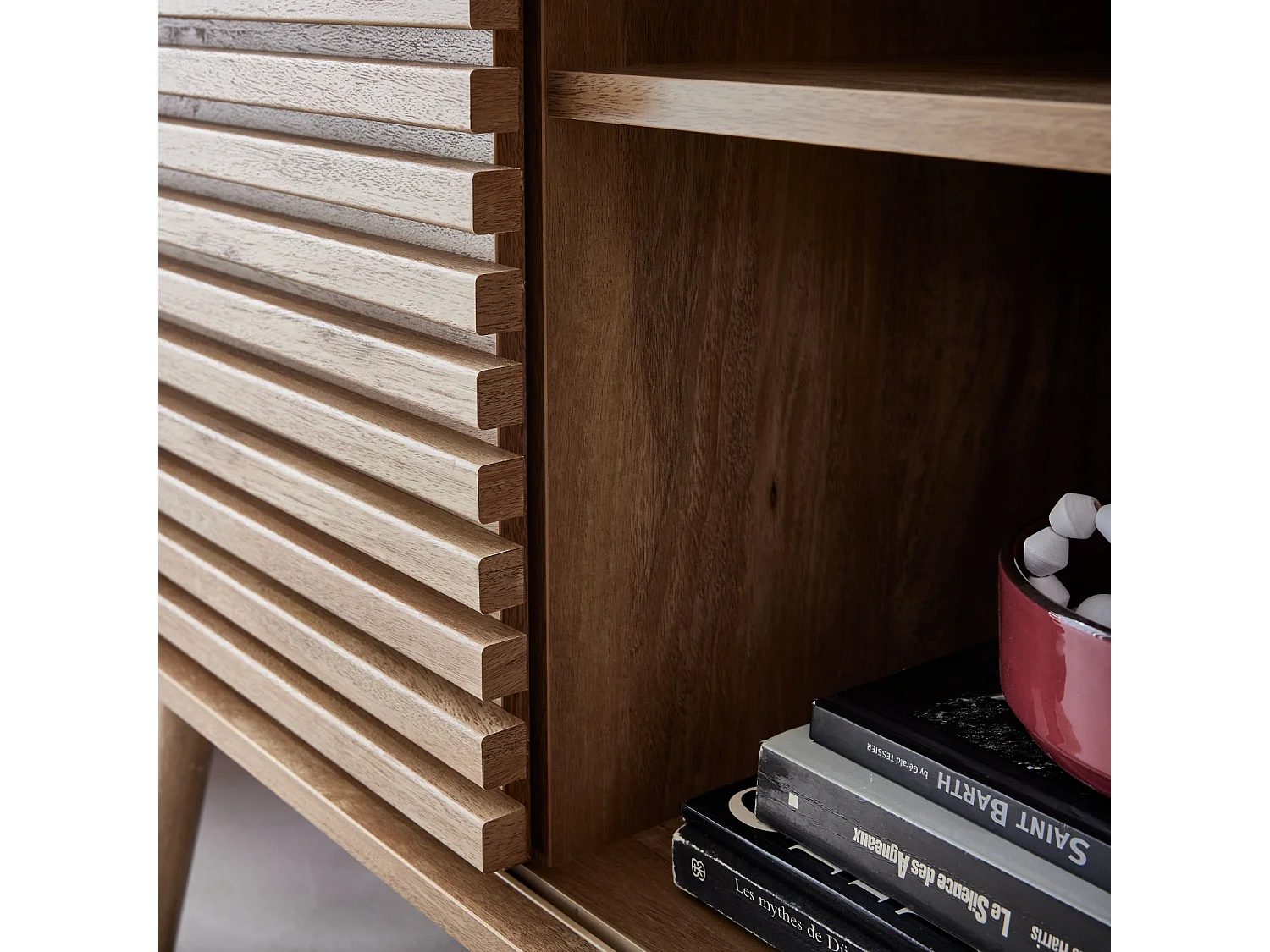 Credenza scandinava effetto legno e anta scorrevole scanalata, 80cm,