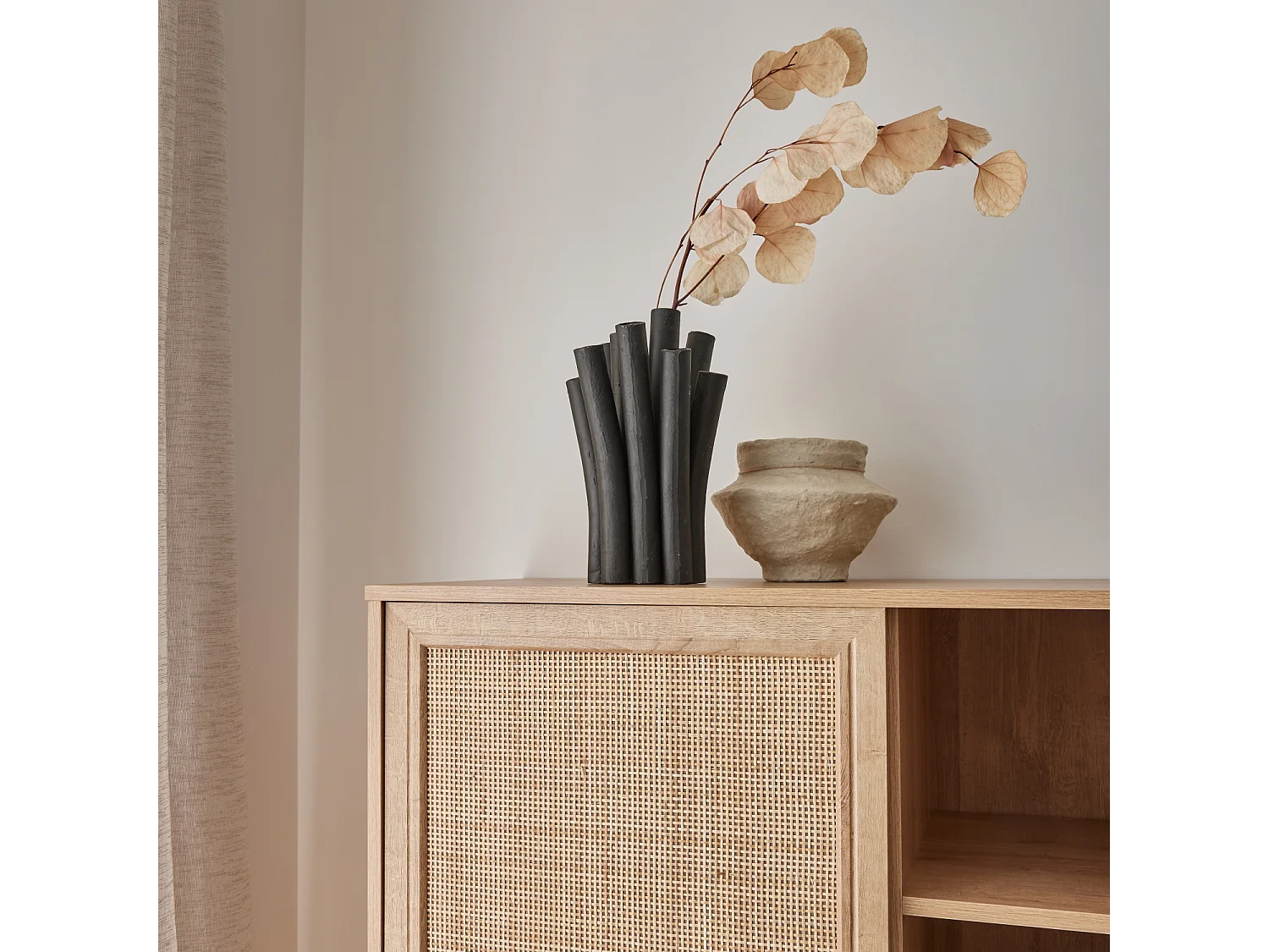 Buffet de rangement cannage et décor bois. buffet haut. vaisselier. 1 porte. 2 tiroirs. 6 étagères