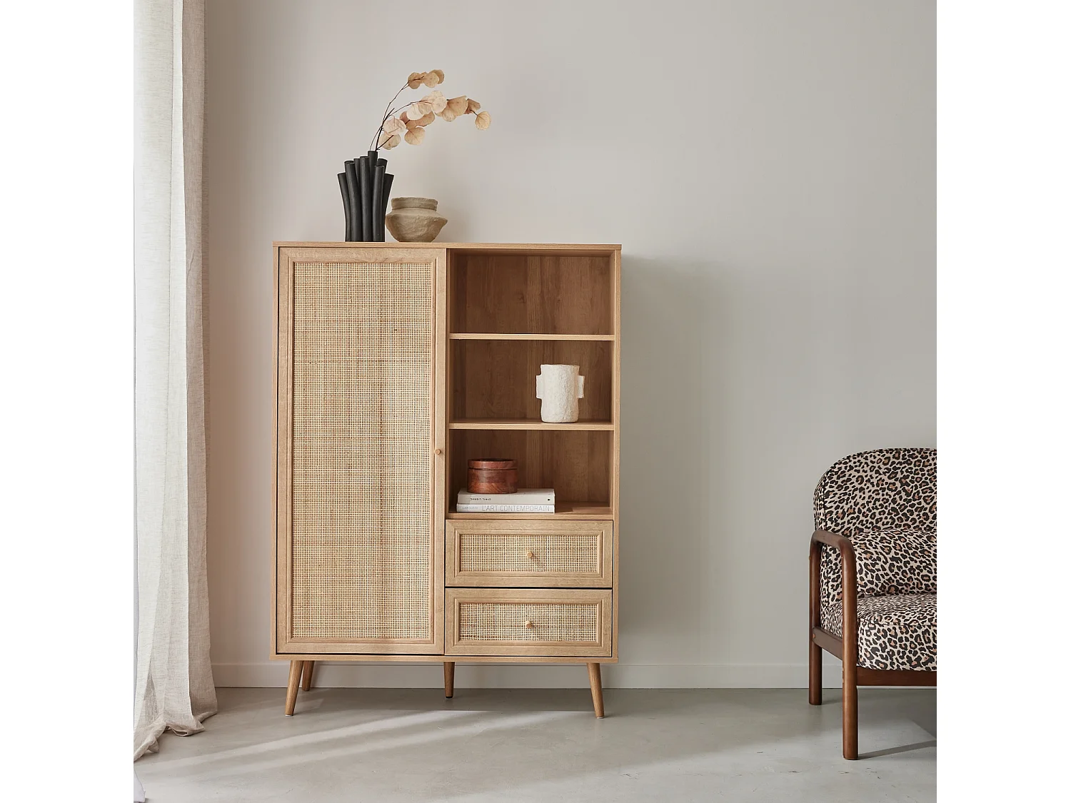 Buffet de rangement cannage et décor bois. buffet haut. vaisselier. 1 porte. 2 tiroirs. 6 étagères