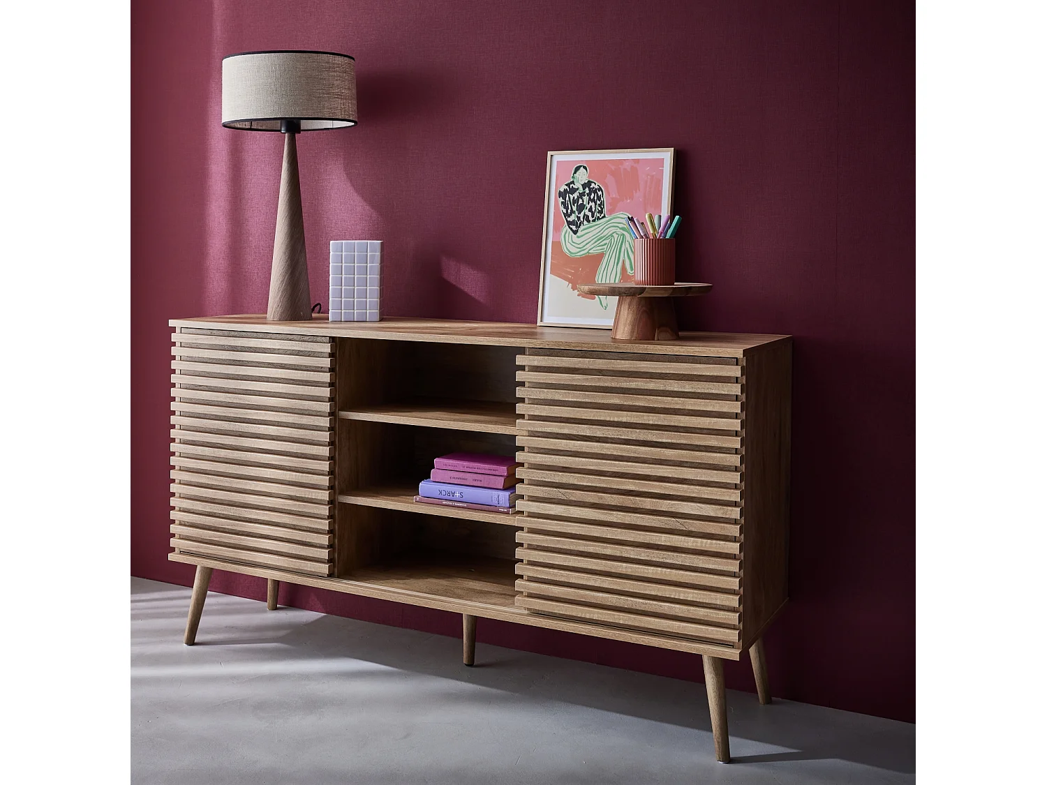 Buffet scandinave décor bois avec 2 portes coulissantes rainurées et 4 étagères. buffet bas. L 140