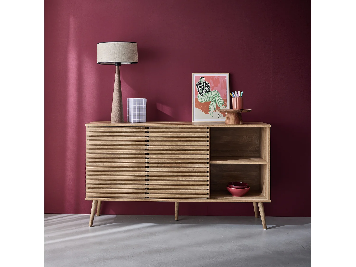 Buffet scandinave décor bois avec 2 portes coulissantes rainurées et 4 étagères. buffet bas. L 140