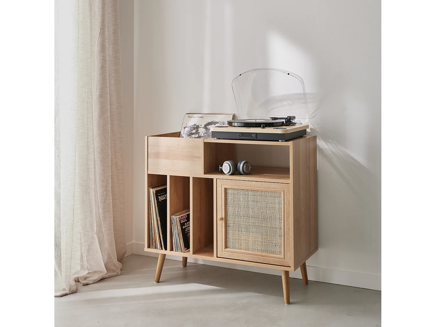 Muebles de vinilo con decoración de caña y madera natural
