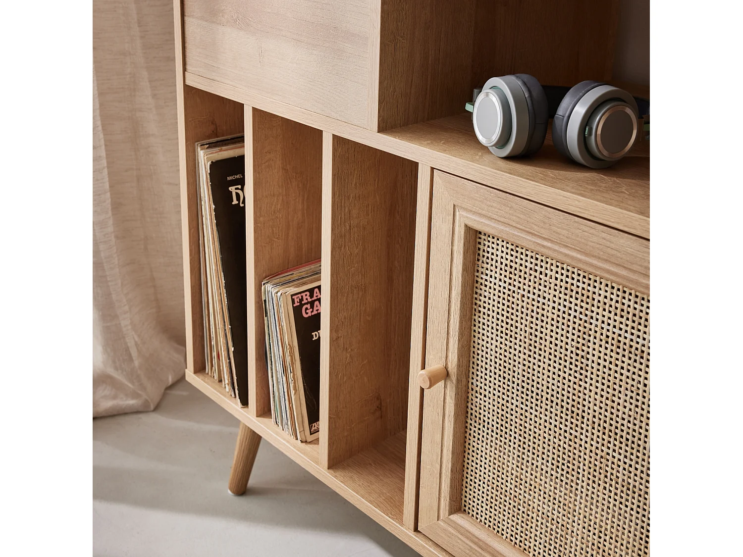 Muebles de vinilo con decoración de caña y madera natural