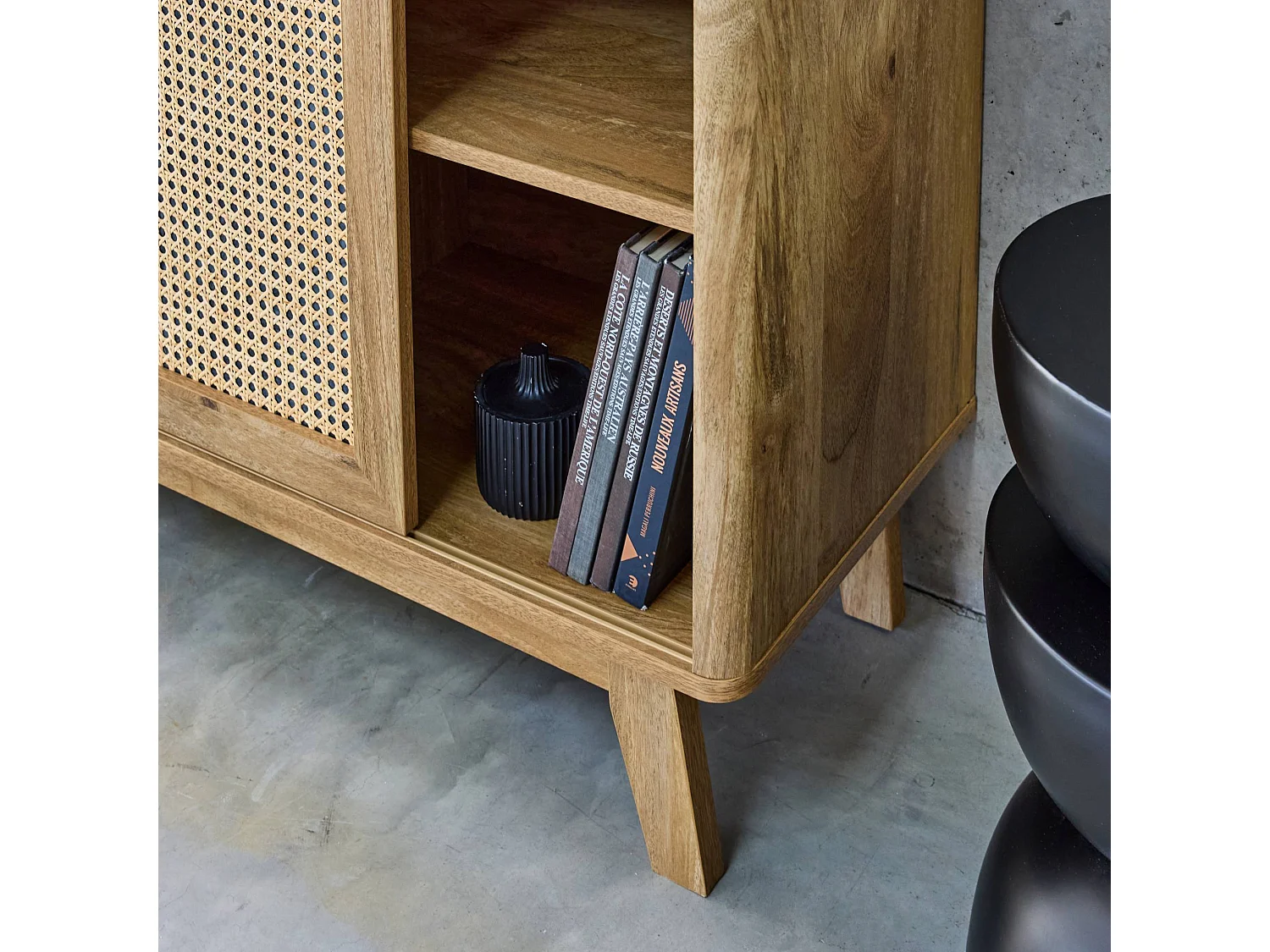 Aparador con 2 puertas correderas y estantes efecto madera y caña,