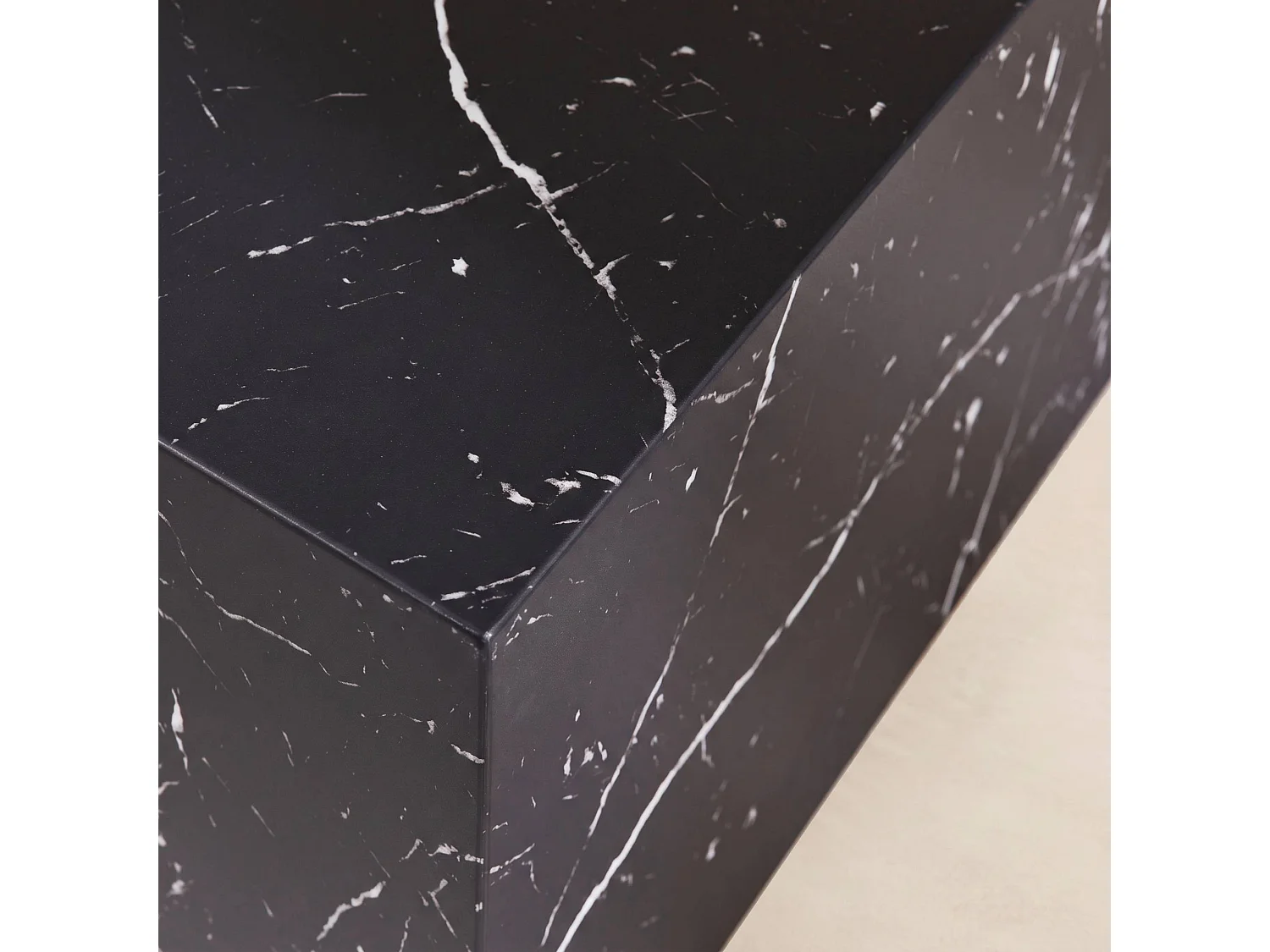 Set di 2 tavolini quadrati con effetto marmo, Paros, Nero, 58x58x40 cm