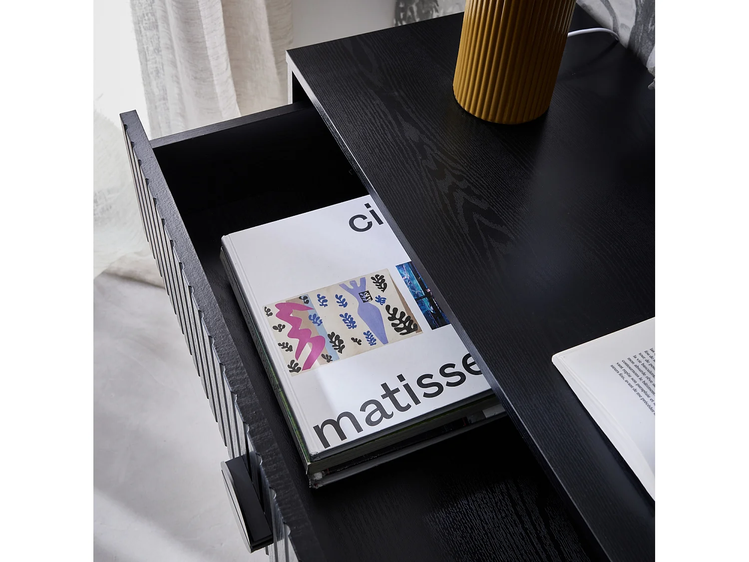 Cómoda con efecto madera y ranuras negras, 3 cajones negro