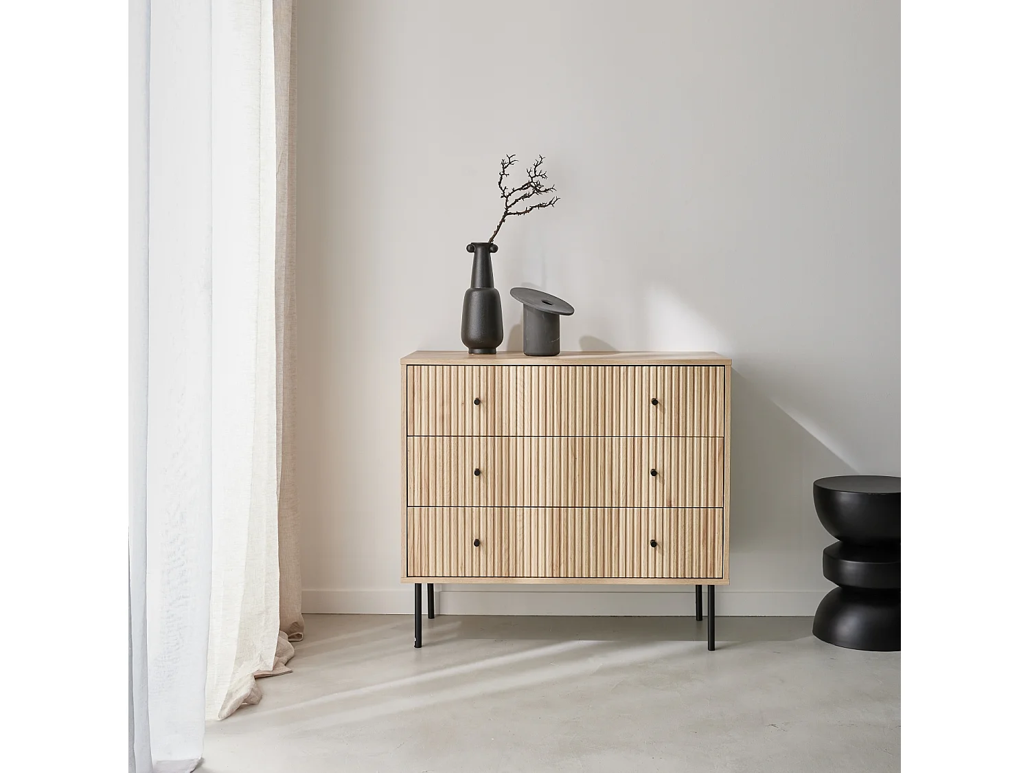 Commode contemporaine décor bois rainuré 3 tiroirs poignées métal noir