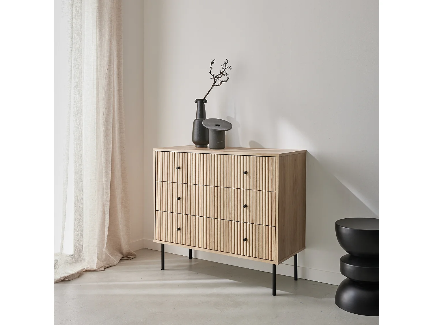 Commode contemporaine décor bois rainuré 3 tiroirs poignées métal noir