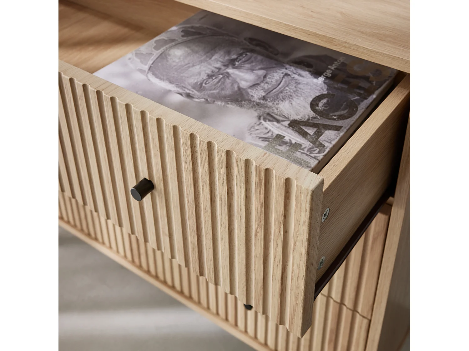 Commode contemporaine décor bois rainuré 3 tiroirs poignées métal noir