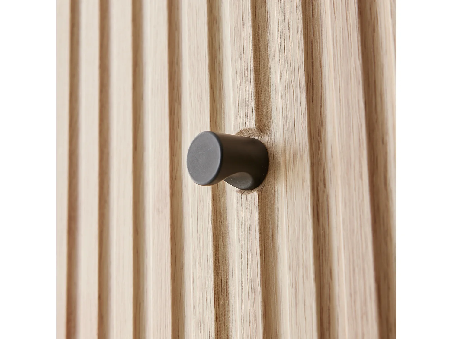 Cómoda con decoración de madera acanalada, 3 cajones natural