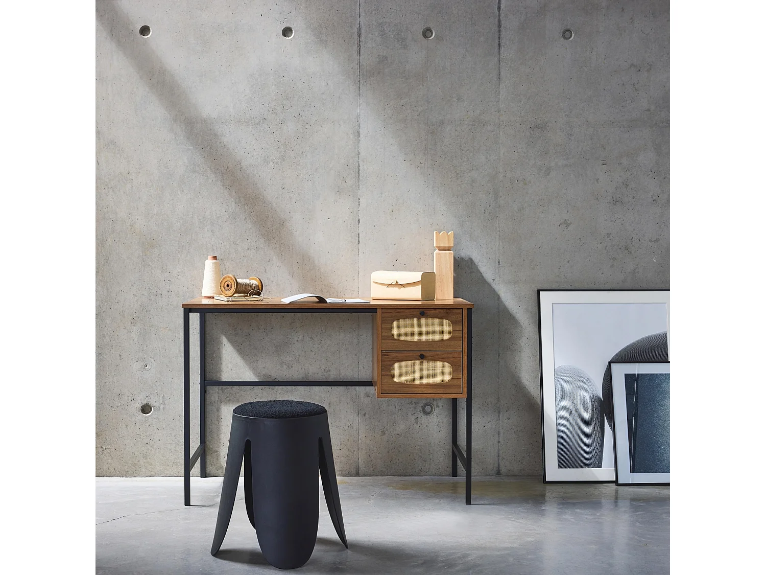 Bureau rétro décor bois et cannage avec piètement et poignées en métal noir