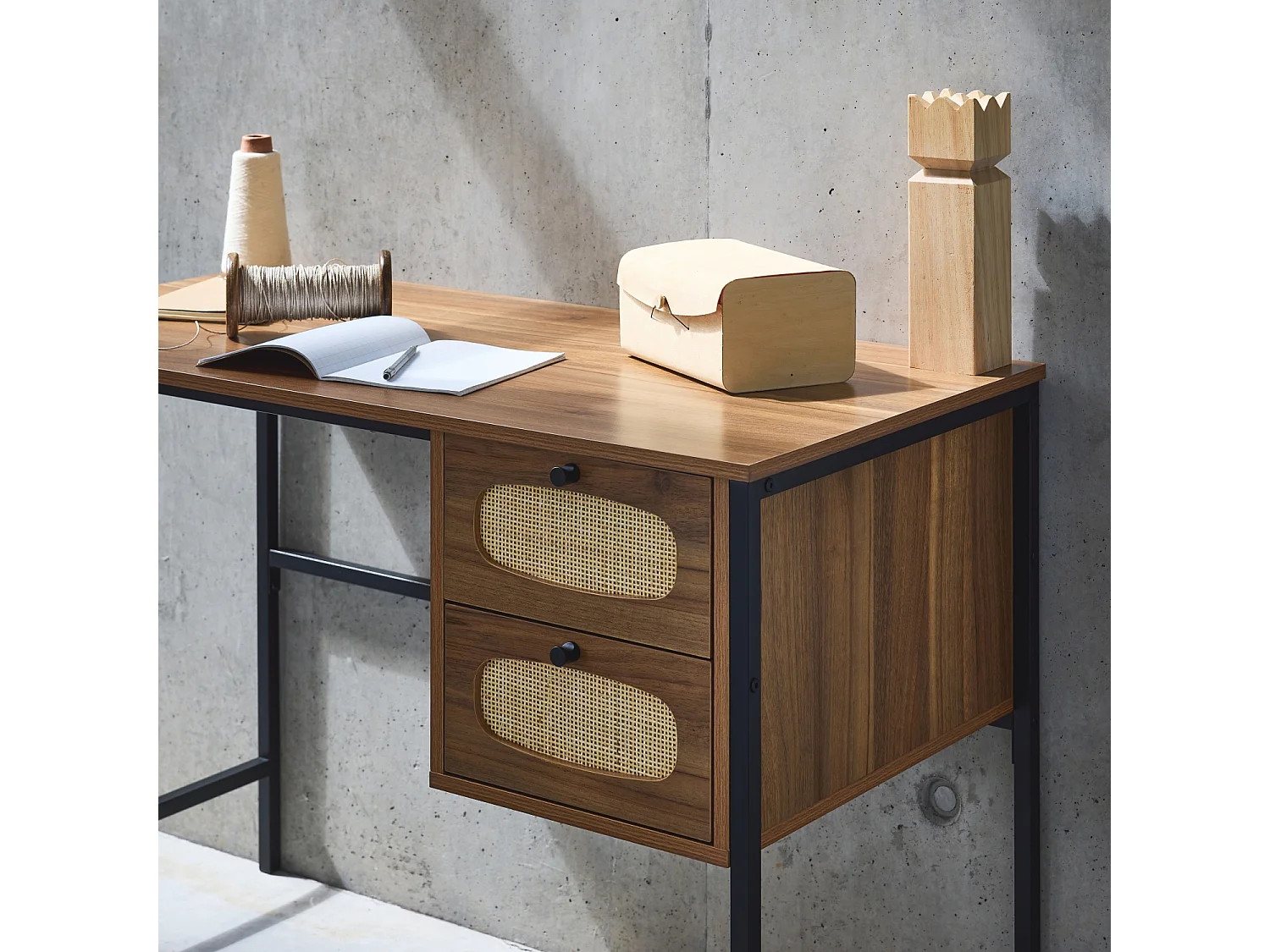 Bureau rétro décor bois et cannage avec piètement et poignées en métal noir