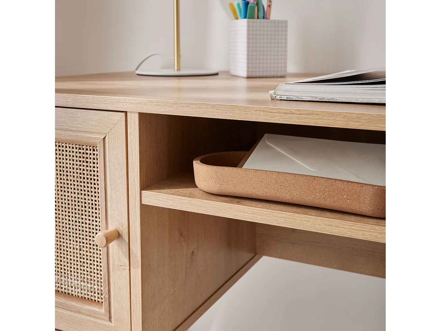 Bureau cannage et décor bois avec 2 portes. 1 casier ouvert. pieds compas