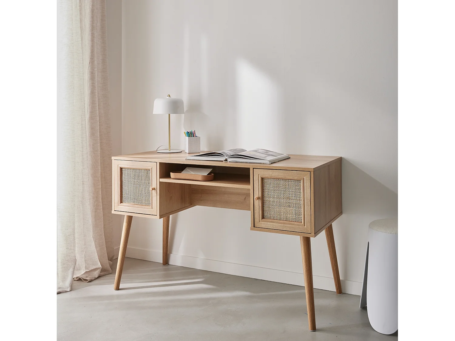 Bureau cannage et décor bois avec 2 portes. 1 casier ouvert. pieds compas