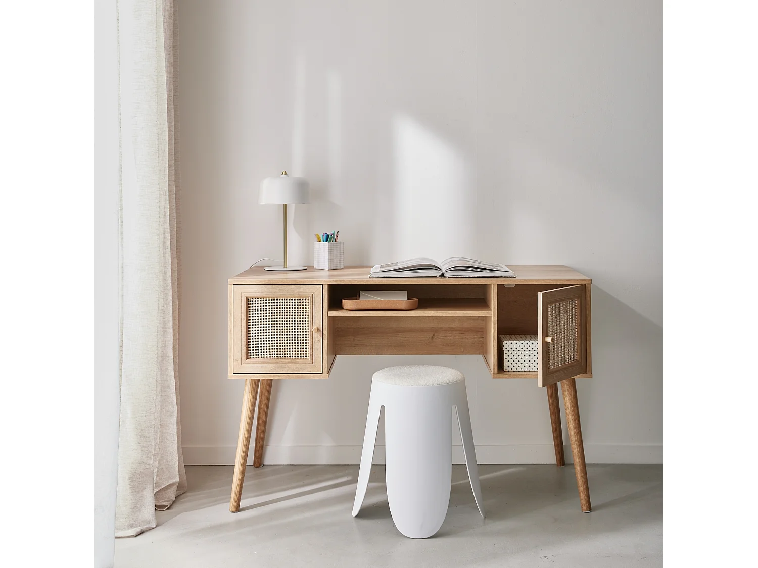 Bureau cannage et décor bois avec 2 portes. 1 casier ouvert. pieds compas