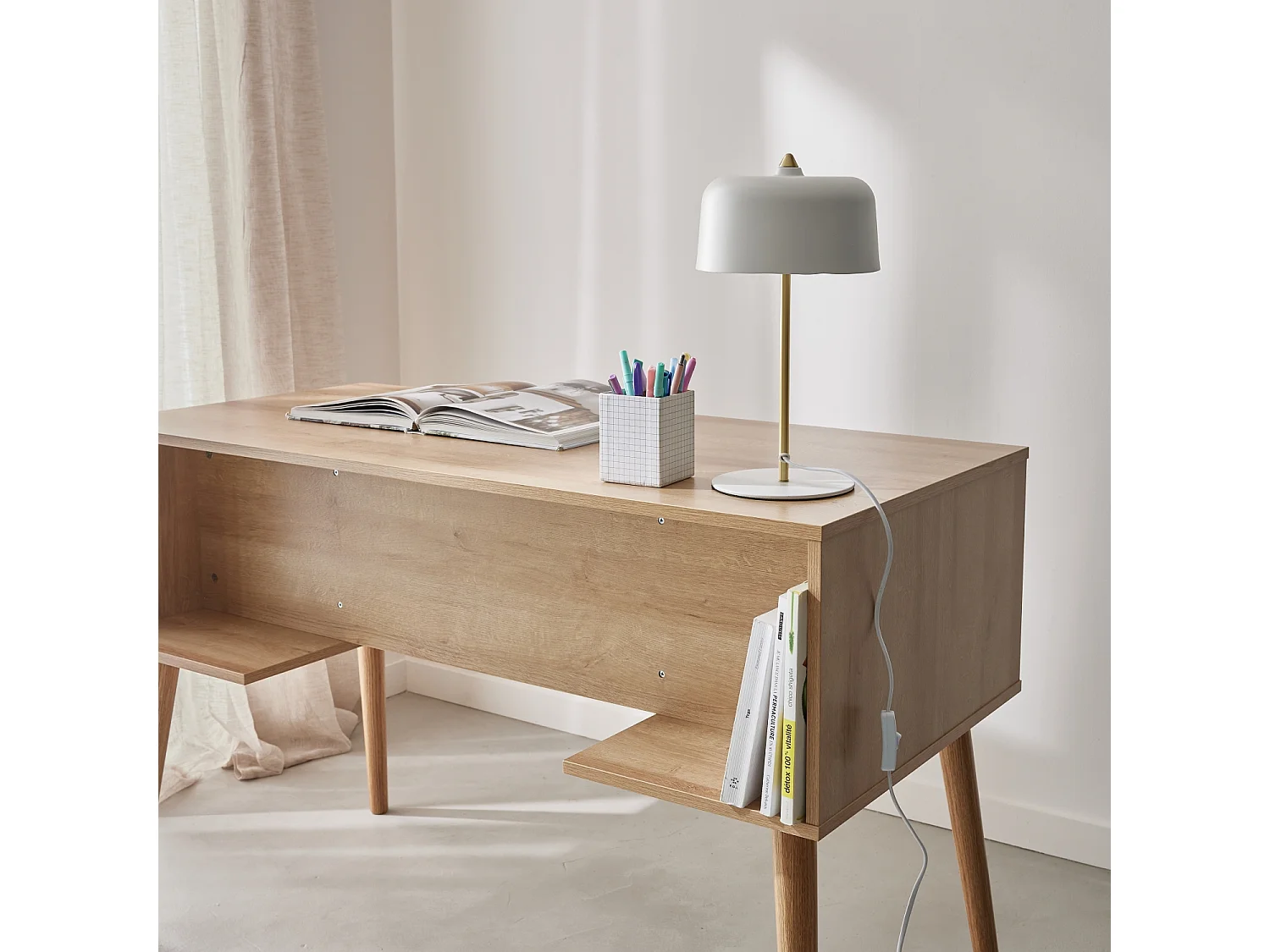 Bureau cannage et décor bois avec 2 portes. 1 casier ouvert. pieds compas