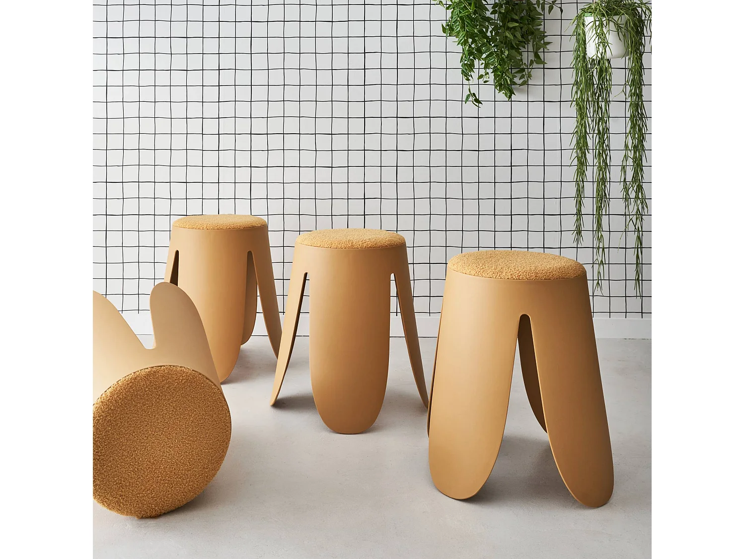 Set de 4 tabourets empilables moutardes. bouclette texturée. NIKI. Ø30 / 44 x H46cm