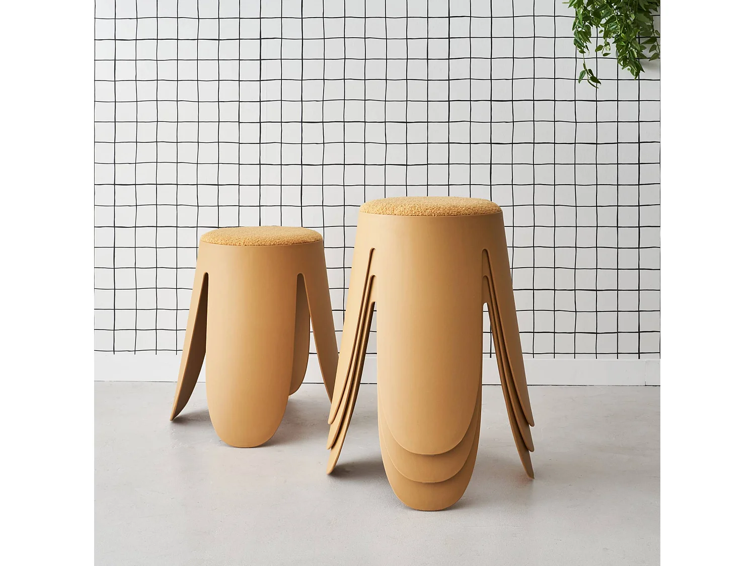 Set de 4 tabourets empilables moutardes. bouclette texturée. NIKI. Ø30 / 44 x H46cm