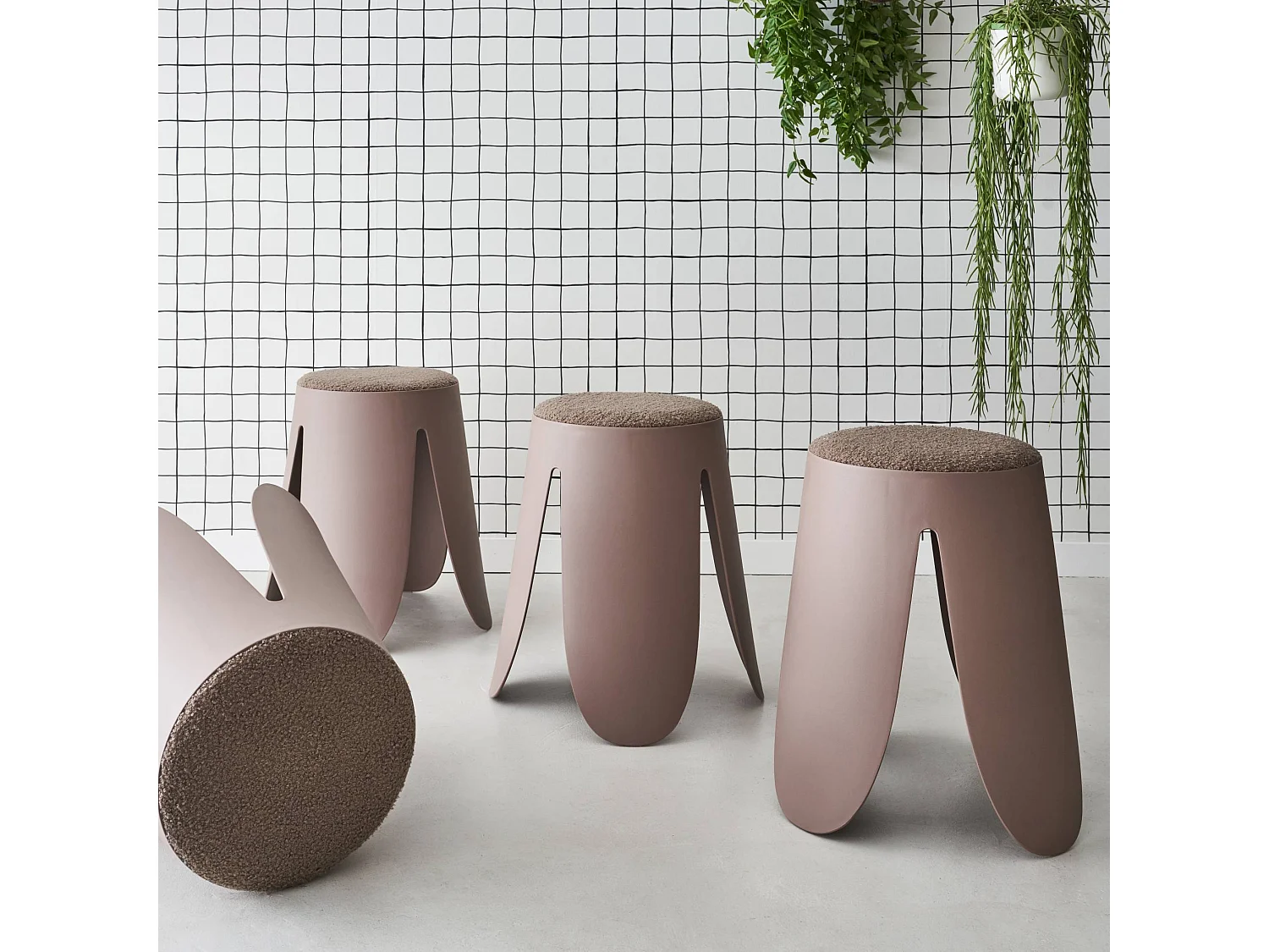 Set di 4 sgabelli impilabili in materiale bouclé, marrone