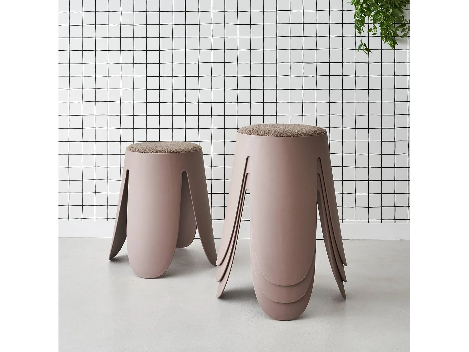 Set di 4 sgabelli impilabili in materiale bouclé, marrone