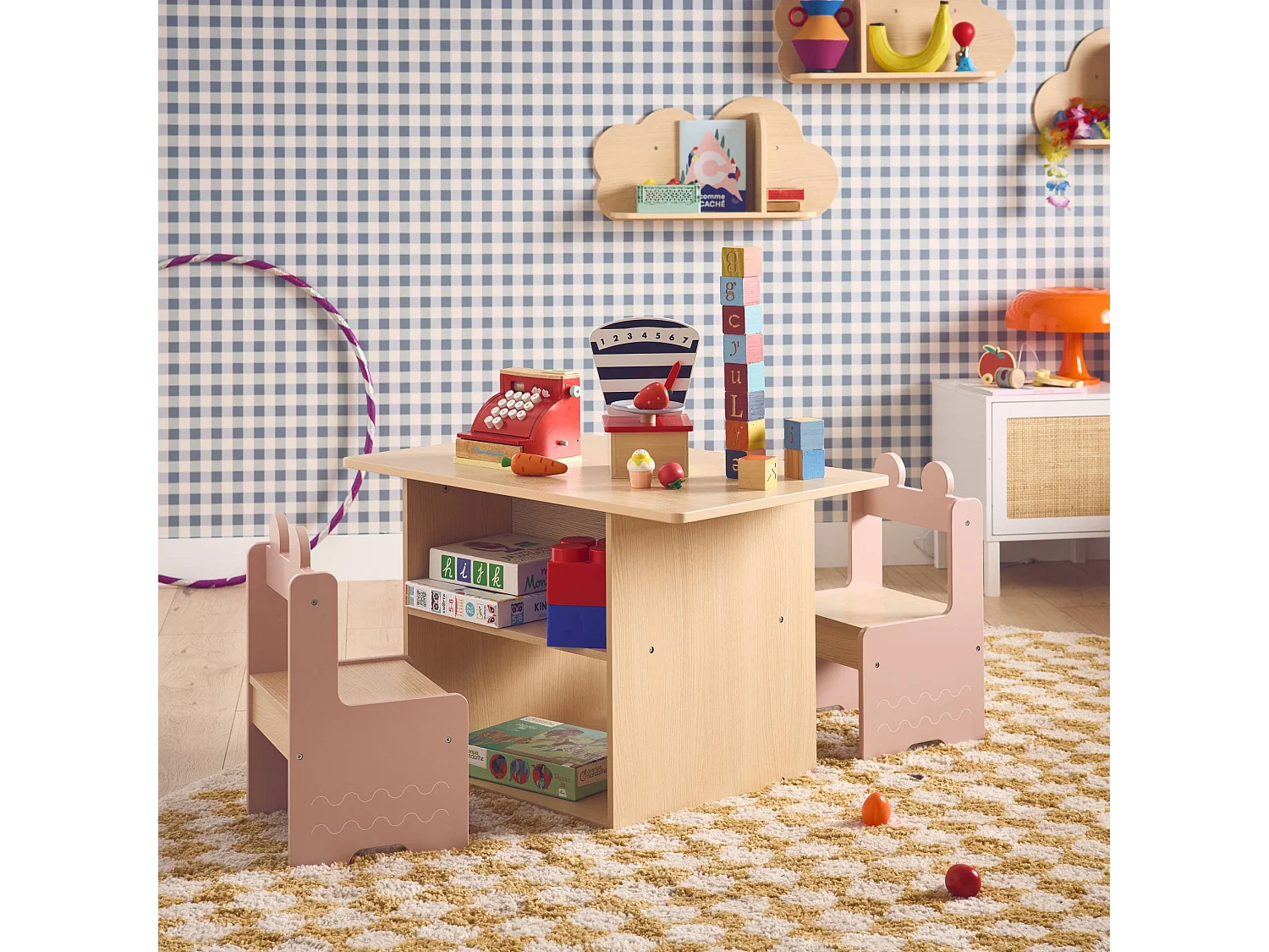 Table enfant + 2 chaises. avec étagères. rose