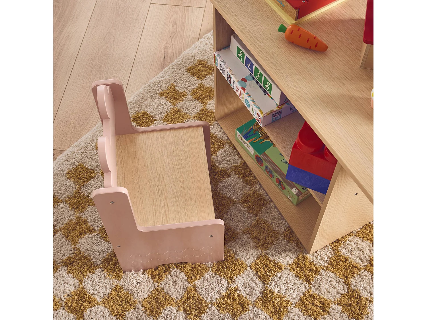 Table enfant + 2 chaises. avec étagères. rose