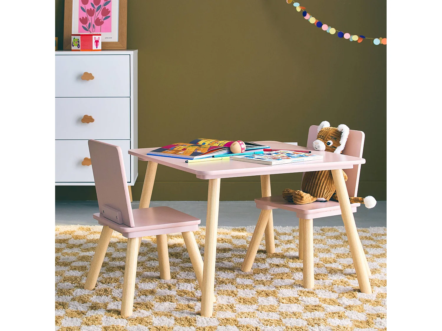 Table carrée enfant avec 2 chaises. pieds en pin. rose