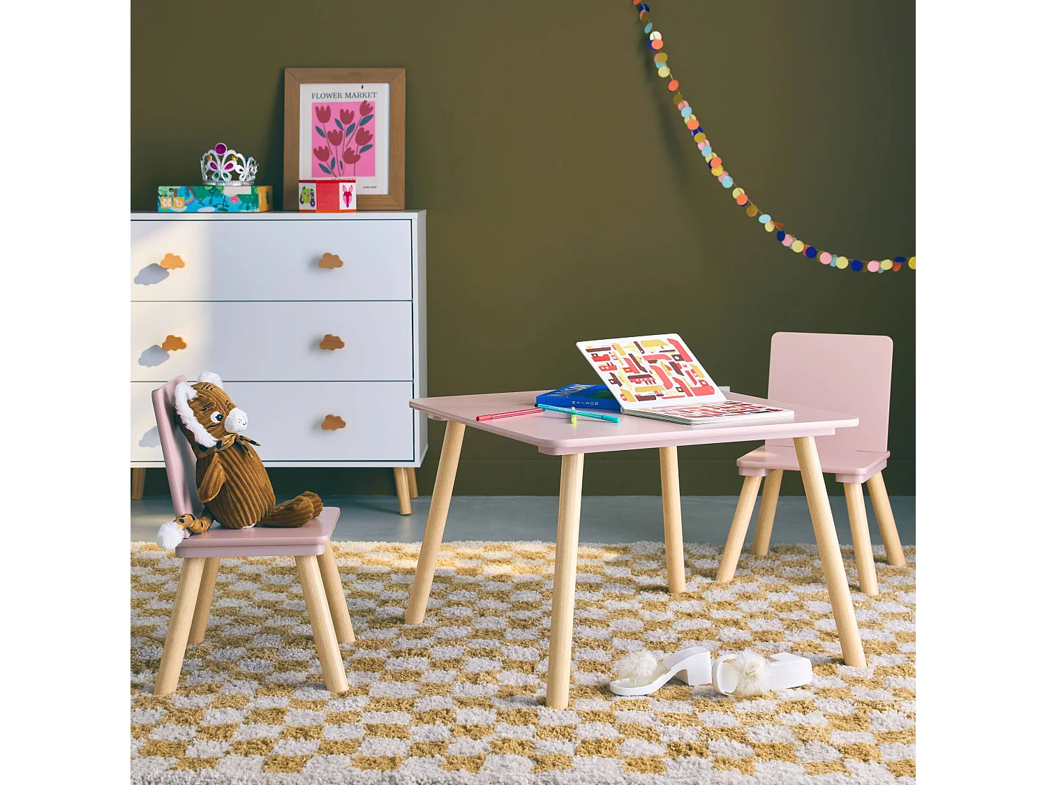 Table carrée enfant avec 2 chaises. pieds en pin. rose