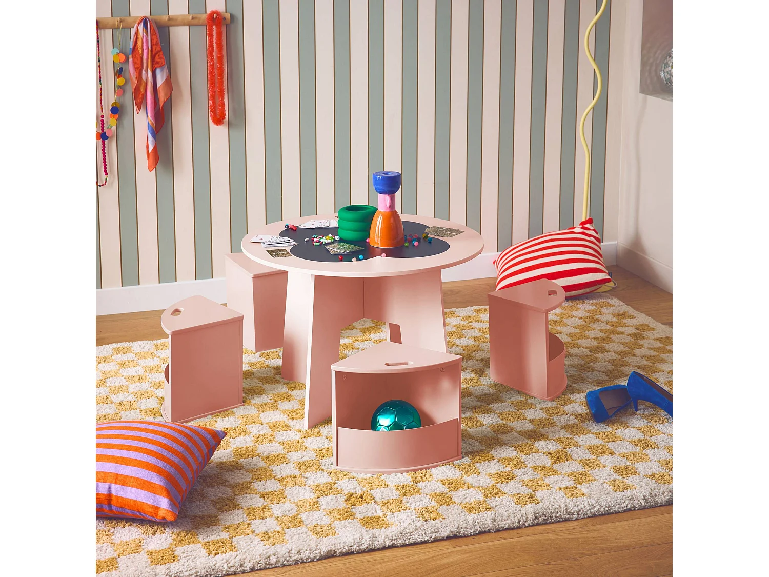 Tavolo con ardesia e 4 sedie con contenitore per bambini rosa