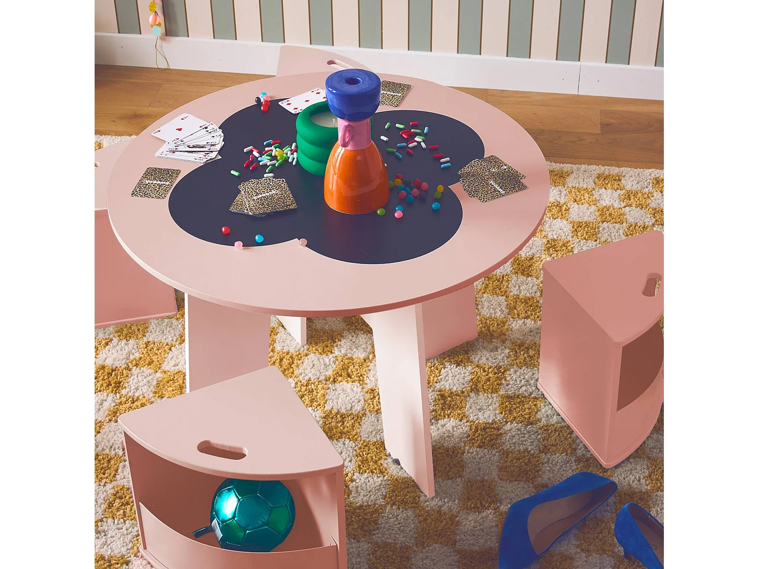 Tavolo con ardesia e 4 sedie con contenitore per bambini rosa