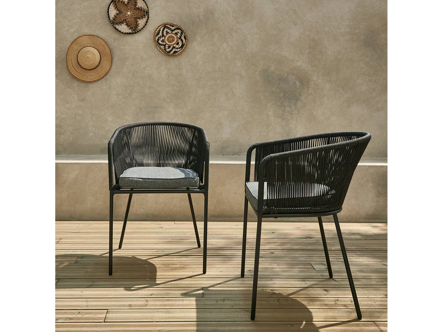 Lot de 2 fauteuils de jardin en corde noire et acier galvanisé. coussin gris