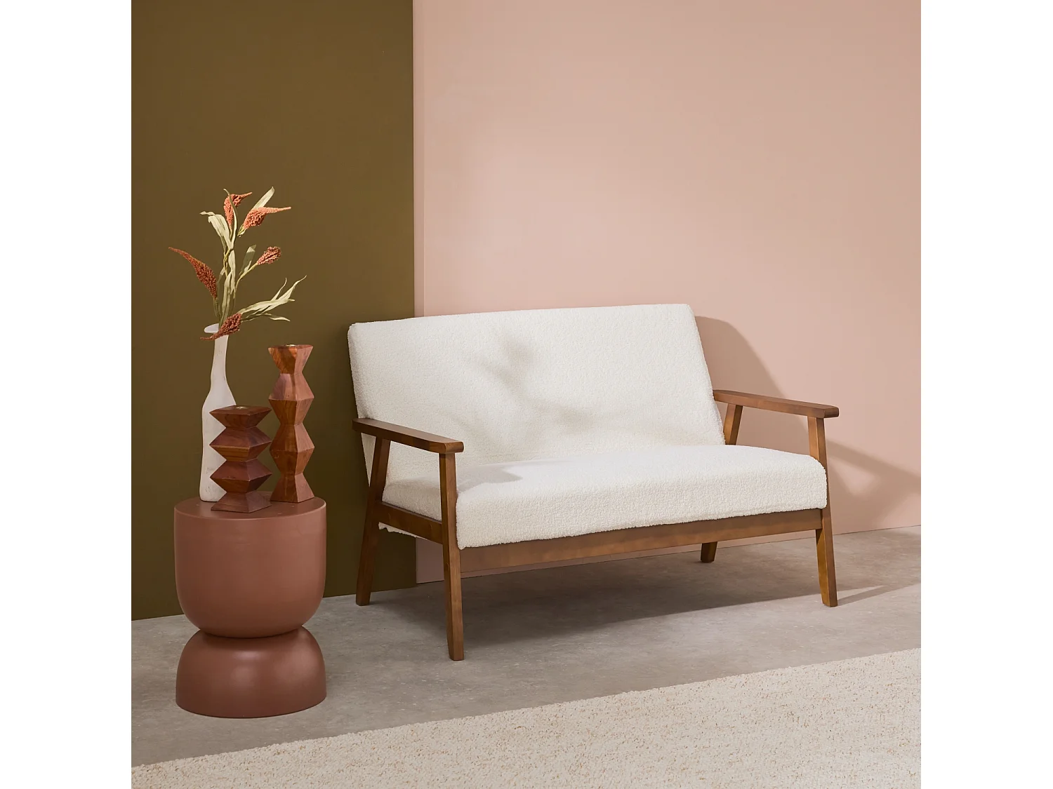 Divanetto tessuto bouclé con gambe tinto noce chiaro a 2 posti, crema