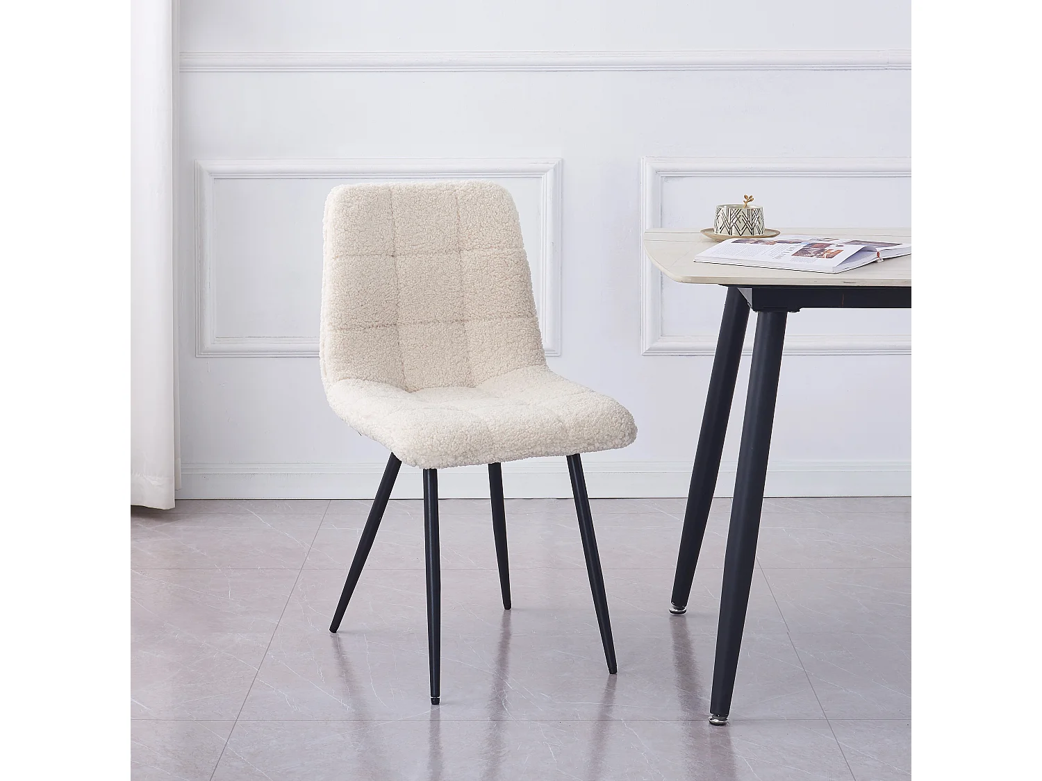 Lot de 2 chaises scandinaves en métal et bouclettes blanches