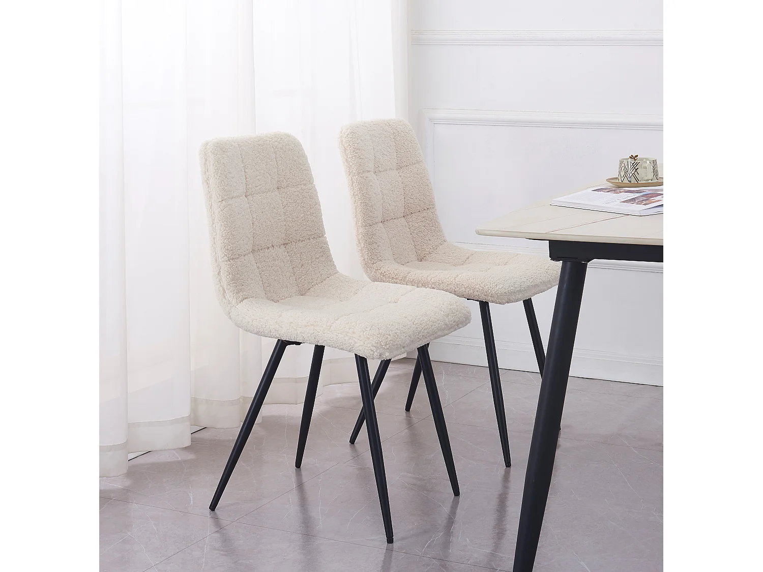 Lot de 2 chaises scandinaves en métal et bouclettes blanches