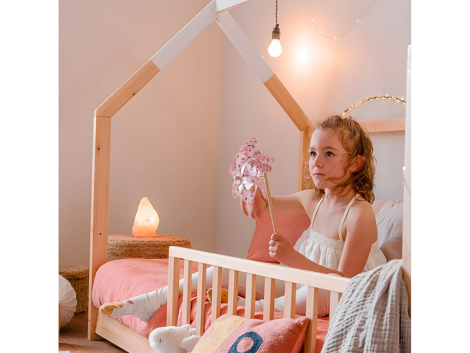 Lit cabane enfant Céleste bois massif et barrière bois 90x190 cm