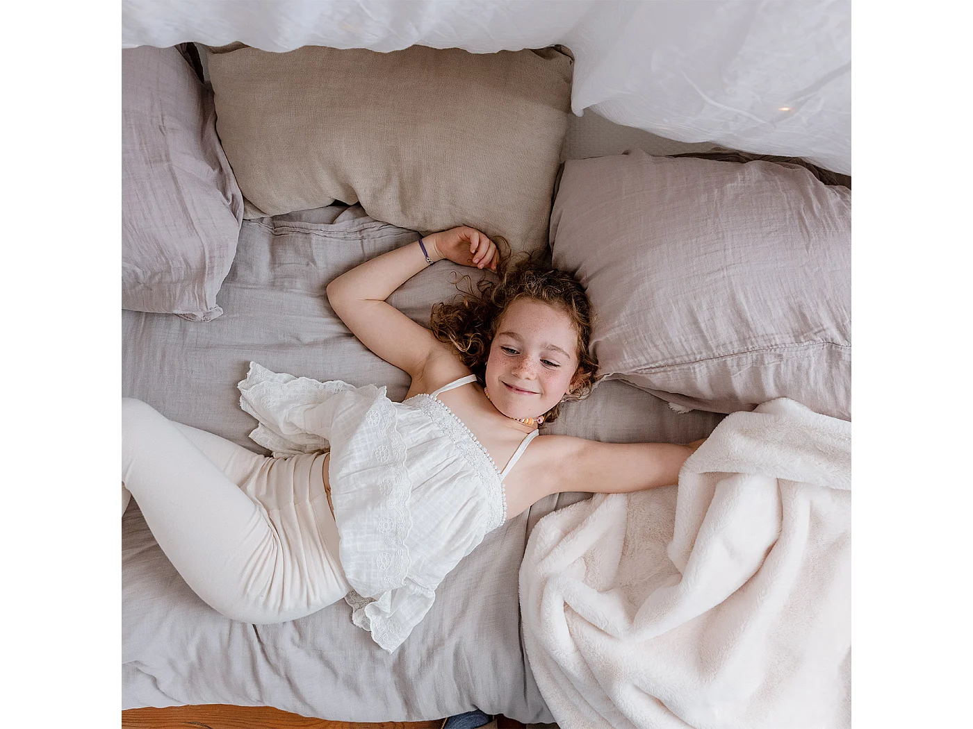 Lit tipi enfant Montessori au sol 90x190cm