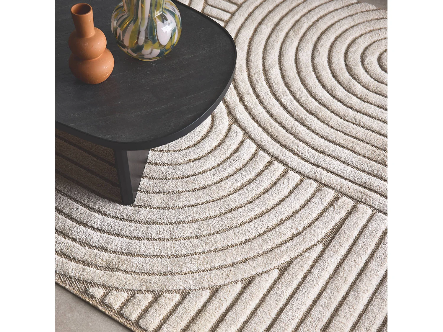 Tapis intérieur motif ethnique arches 200x290cm. poils ras. beige et crème