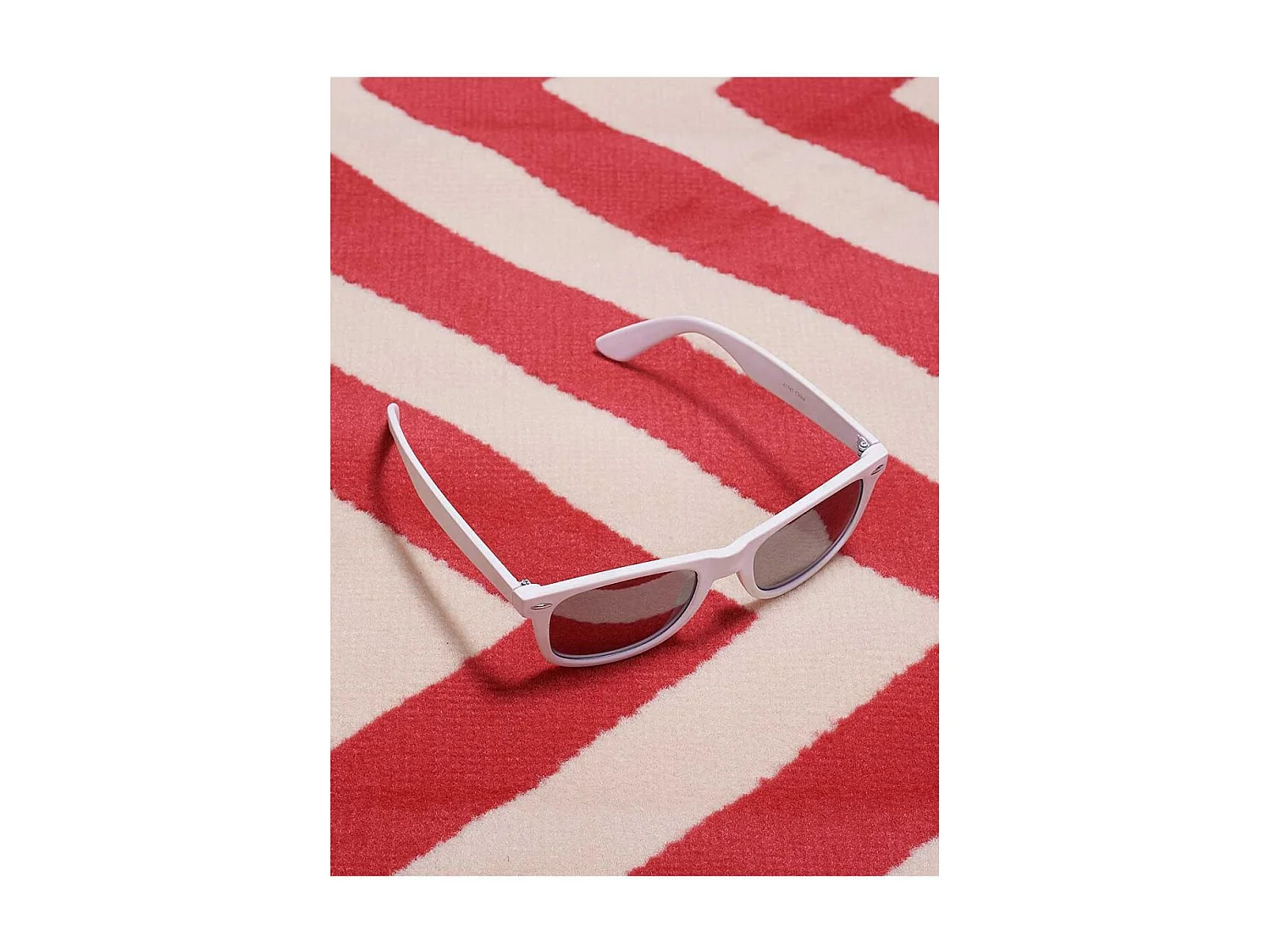 tapis chambre 60x110 tissé corail rectangle motif géométrique LYN49 NICE