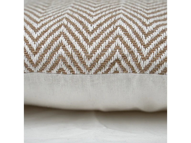 Coussin carré 40 x 40 cm coton brodé de motifs chevrons beige - GLINT