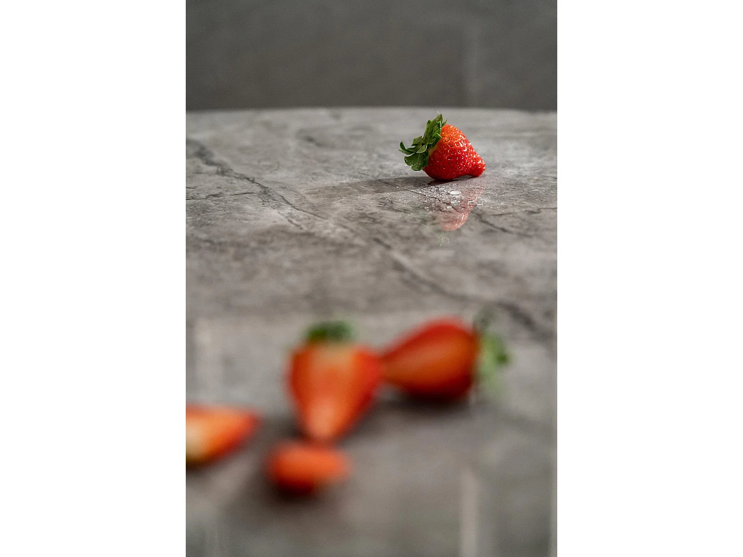 Loki - Fester Tisch (120 x 120 cm) aus massiver anthrazitfarbener Keramik