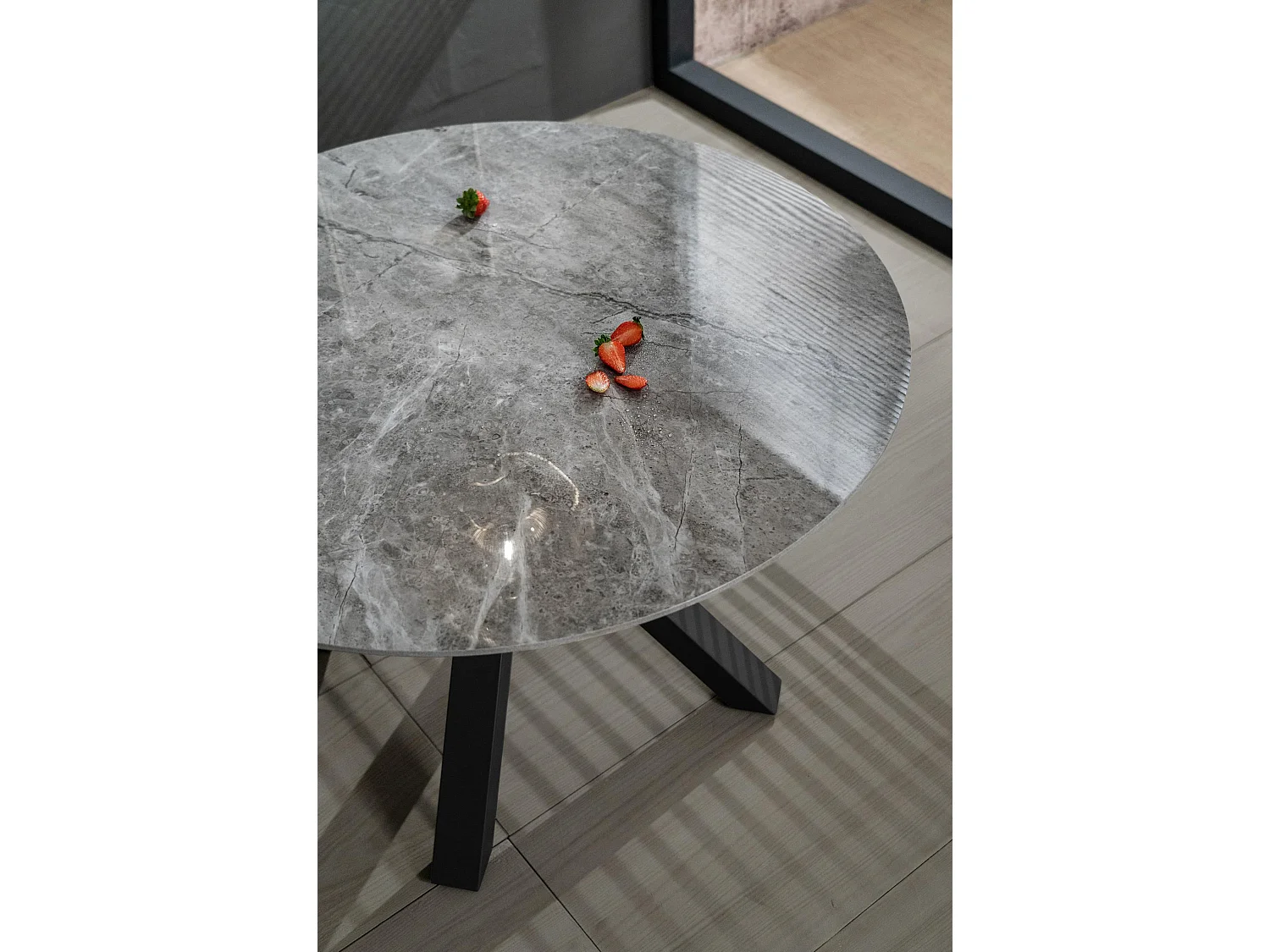 Loki Table fixe (120 x 120 cm) en céramique massif anthracite